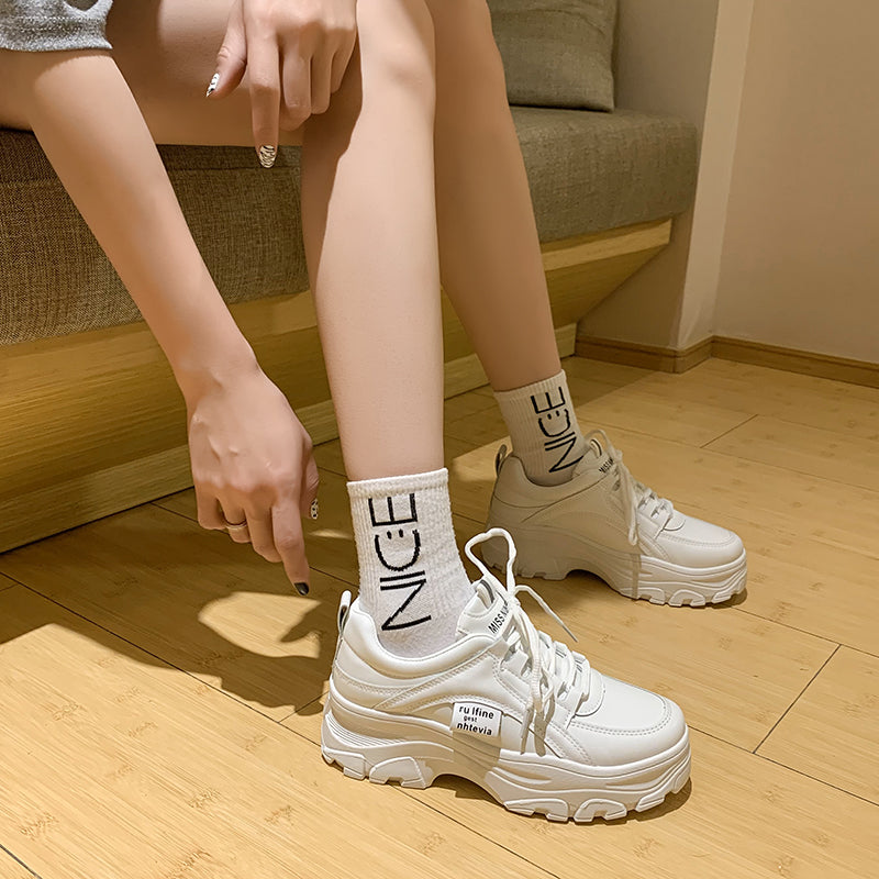 【スニーカー】 レディース 人気 ウォーキングシューズ ランニングシューズ ジョギングシューズ スポーツシューズ ランニングしゅーず 運動靴 ダイエット 30代 おしゃれ かわいい 蒸れない 40代 軽量 白 滑り止 外反母趾 ジム シューズ 厚底 定番 歩きやすい ファッション 滑り止 エアクッション 疲れない カップル かわいい インヒール