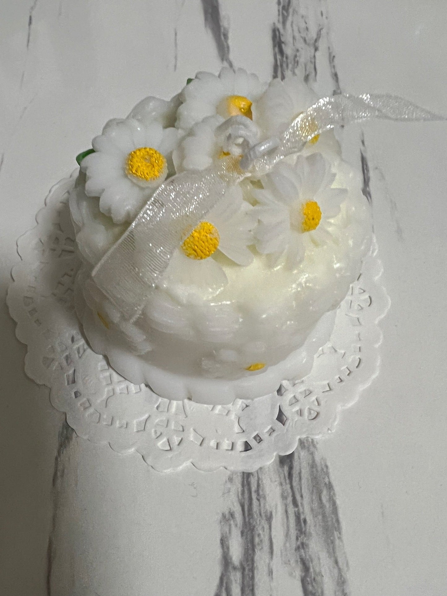 【デイジーケーキ】 [天然由来の環境に優しいエコアロマをお部屋に] アロマキャンドル キャンドル ソイアロマキャンドル ソイキャンドル キャンドルランタン キャンドルライト 女性 ギフト プレゼント いい匂い リラックス 誕生日 お祝い 北欧 xx0005