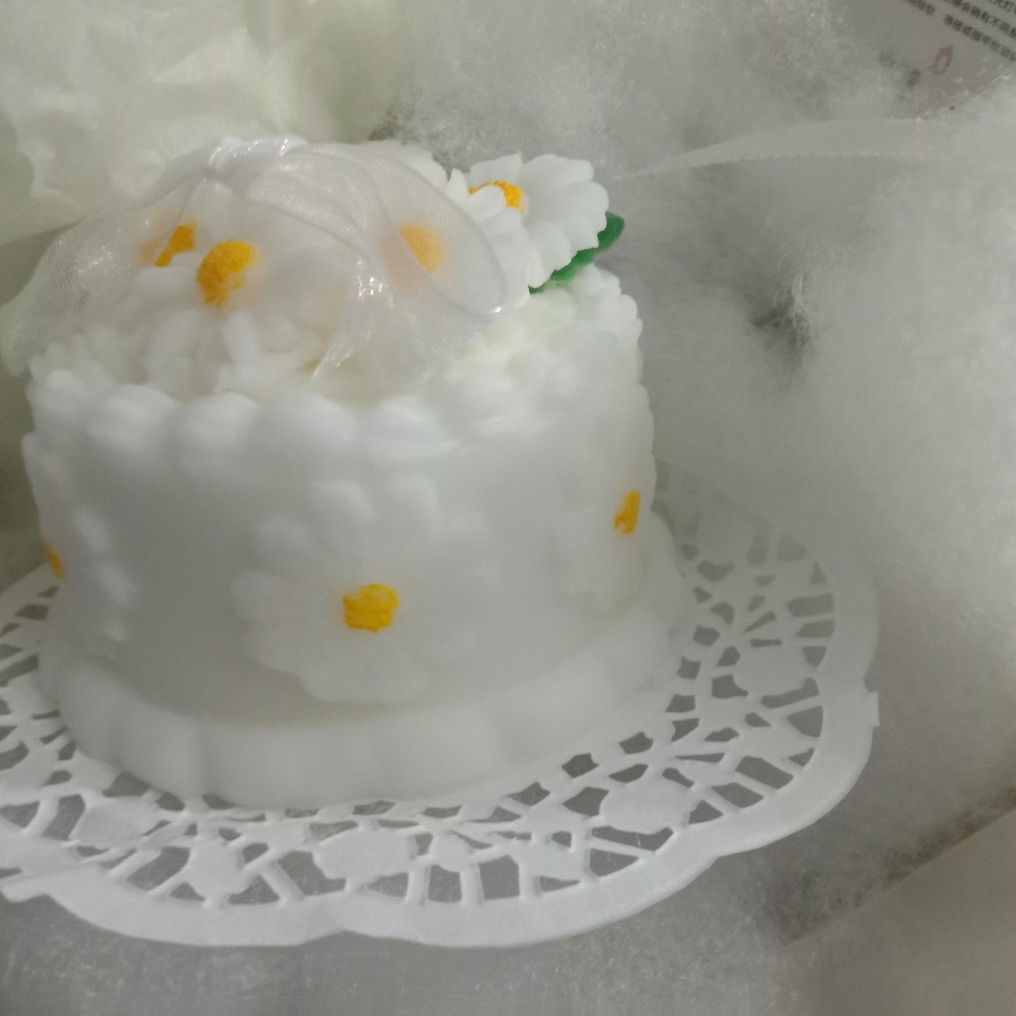 【デイジーケーキ】 [天然由来の環境に優しいエコアロマをお部屋に] アロマキャンドル キャンドル ソイアロマキャンドル ソイキャンドル キャンドルランタン キャンドルライト 女性 ギフト プレゼント いい匂い リラックス 誕生日 お祝い 北欧 xx0005