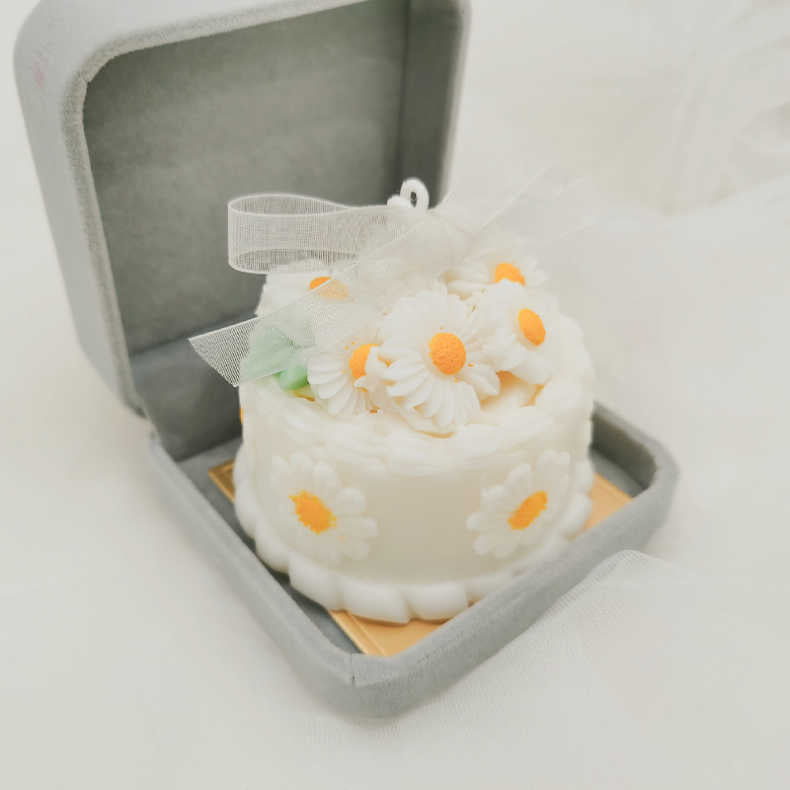 【デイジーケーキ】 [天然由来の環境に優しいエコアロマをお部屋に] アロマキャンドル キャンドル ソイアロマキャンドル ソイキャンドル キャンドルランタン キャンドルライト 女性 ギフト プレゼント いい匂い リラックス 誕生日 お祝い 北欧 xx0005