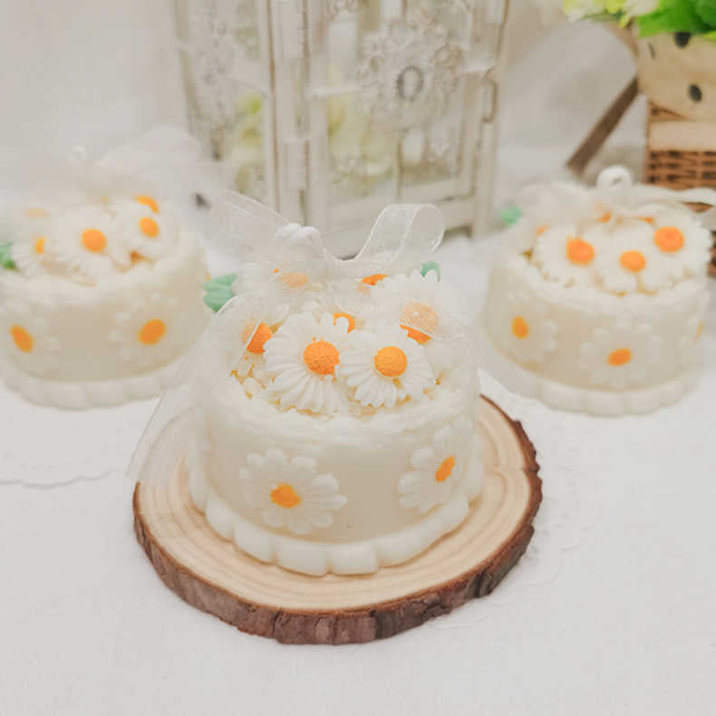 【デイジーケーキ】 [天然由来の環境に優しいエコアロマをお部屋に] アロマキャンドル キャンドル ソイアロマキャンドル ソイキャンドル キャンドルランタン キャンドルライト 女性 ギフト プレゼント いい匂い リラックス 誕生日 お祝い 北欧 xx0005