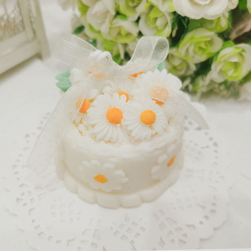 【デイジーケーキ】 [天然由来の環境に優しいエコアロマをお部屋に] アロマキャンドル キャンドル ソイアロマキャンドル ソイキャンドル キャンドルランタン キャンドルライト 女性 ギフト プレゼント いい匂い リラックス 誕生日 お祝い 北欧 xx0005