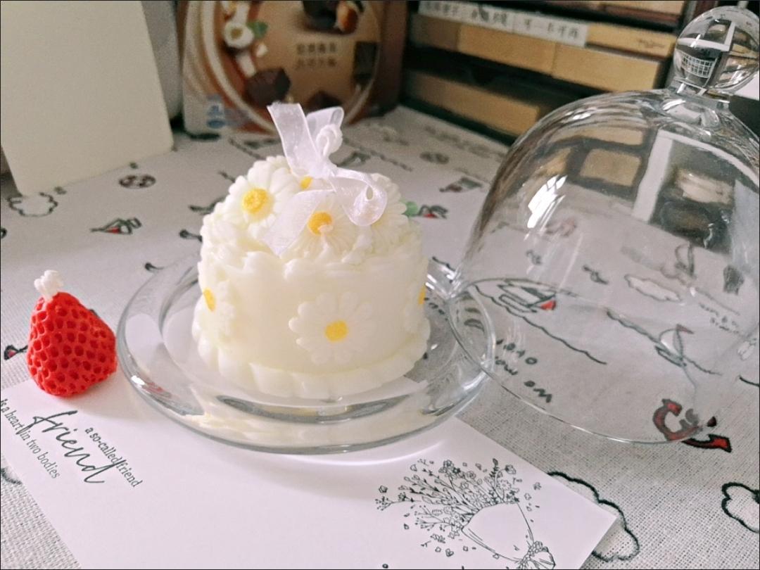 【デイジーケーキ】 [天然由来の環境に優しいエコアロマをお部屋に] アロマキャンドル キャンドル ソイアロマキャンドル ソイキャンドル キャンドルランタン キャンドルライト 女性 ギフト プレゼント いい匂い リラックス 誕生日 お祝い 北欧 xx0005