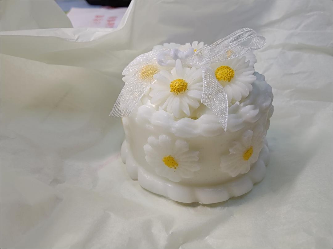 【デイジーケーキ】 [天然由来の環境に優しいエコアロマをお部屋に] アロマキャンドル キャンドル ソイアロマキャンドル ソイキャンドル キャンドルランタン キャンドルライト 女性 ギフト プレゼント いい匂い リラックス 誕生日 お祝い 北欧 xx0005