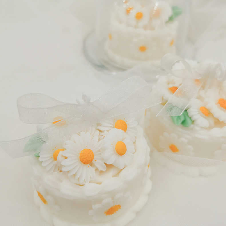 【デイジーケーキ】 [天然由来の環境に優しいエコアロマをお部屋に] アロマキャンドル キャンドル ソイアロマキャンドル ソイキャンドル キャンドルランタン キャンドルライト 女性 ギフト プレゼント いい匂い リラックス 誕生日 お祝い 北欧 xx0005